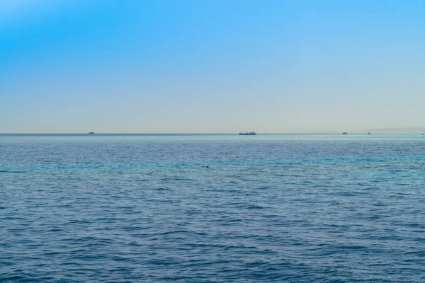 Rojo Mar Azul Agua Del Mar Rojo Barcos Distancia Par — Foto de Stock