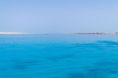 Manzara periling tuzlu deniz suyu, deniz, okyanus dalgaları ile bir alt güzel mercan resifleri, taş zemin uzak Dağları'nın karşı ile şeffaf mavi.