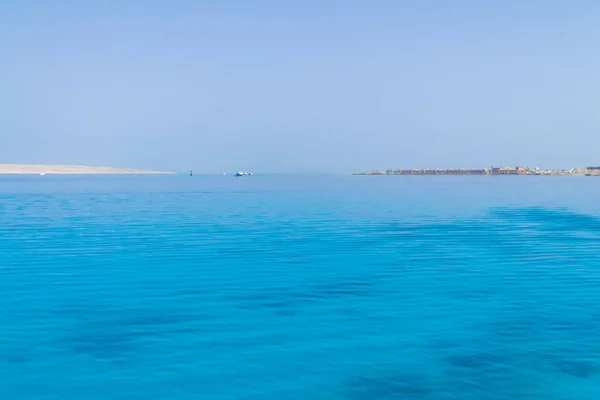 景观透明的蓝色 Periling 海与波浪与底部美丽的珊瑚礁 石头在遥远的山的背景下 — 图库照片
