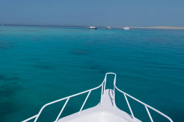 Bateau Blanc Dérivant Dans Les Eaux Mer Rouge — Photo