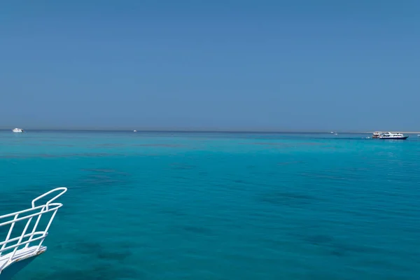 Kızıldeniz Sularında Sürüklenen Beyaz Yat — Stok fotoğraf