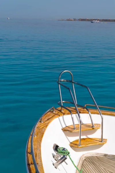 紅海の海に漂う白いヨット — ストック写真