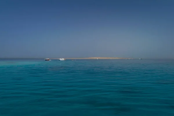 Yacht Loin Naviguant Travers Horizon Mer Rouge Avec Côte Arrière — Photo