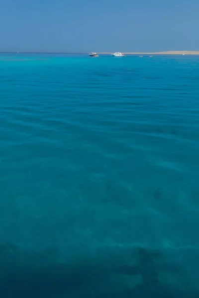 Yacht Loin Naviguant Travers Horizon Mer Rouge Avec Côte Arrière — Photo