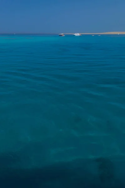 Yacht Loin Naviguant Travers Horizon Mer Rouge Avec Côte Arrière — Photo