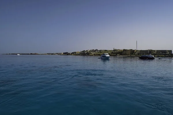 Uzaktan Red Sea Deki Daki Ufuk Ile Arka Planda Sahil — Stok fotoğraf