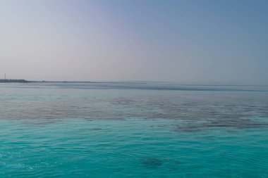 Turkuaz denizin arka plan görüntüsü. Derin deniz ve mercan. En iyi görünüm güzel Karayip Denizi'nin. Hava uçak atış turkuaz su - metin için yer. Akuamarin arka plan