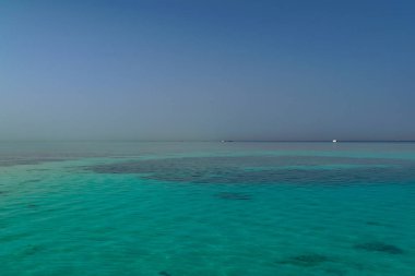 Turkuaz denizin arka plan görüntüsü. Derin deniz ve mercan. En iyi görünüm güzel Karayip Denizi'nin. Hava uçak atış turkuaz su - metin için yer. Akuamarin arka plan