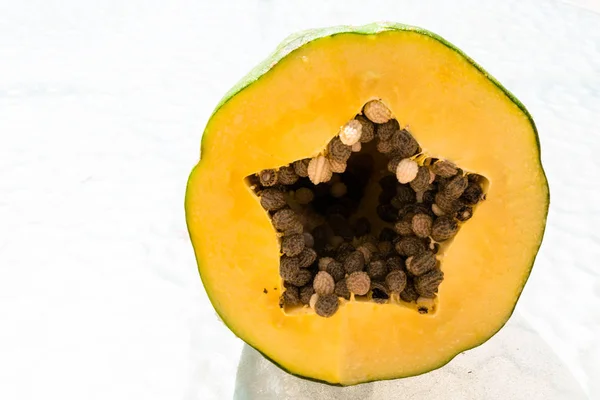 Crudo Delicioso Fruta Papaya Mitad Con Estrella Pozo — Foto de Stock