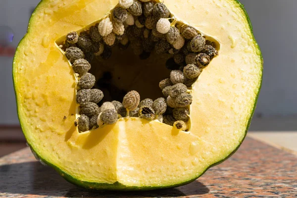 Crudo Delicioso Fruta Papaya Mitad Con Estrella Pozo — Foto de Stock