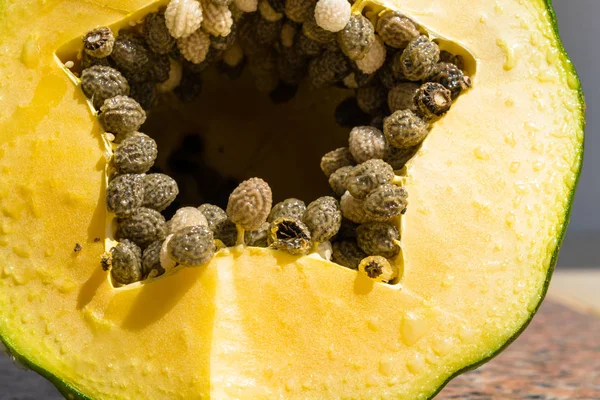 Rohe Köstliche Halbierte Papaya Frucht Mit Einem Stern Der Grube — Stockfoto