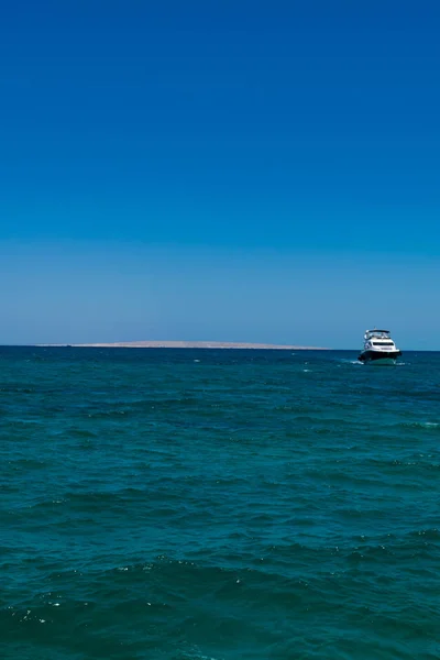 Yate Privado Lujo Marcha Mar Tropical Con Olas Proa — Foto de Stock