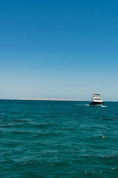 Yate Privado Lujo Marcha Mar Tropical Con Olas Proa — Foto de Stock