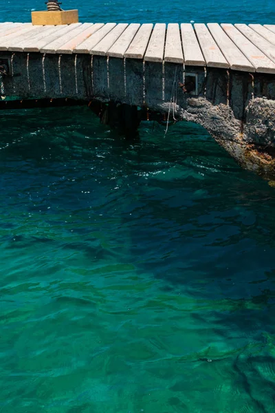 Όμορφη Θέα Του Σκυροδέματος Ξύλινη Γέφυρα Στη Θάλασσα Διαφανή Λιμνοθάλασσα — Φωτογραφία Αρχείου