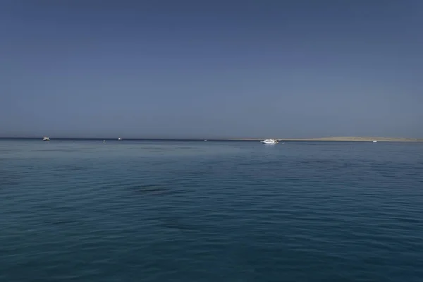 Белая Яхта Дрейфует Водах Красного Моря — стоковое фото