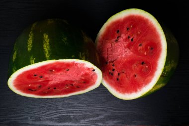 devrede de kırpma yolu ile siyah arka plan üzerine izole lezzetli karpuz kesmek