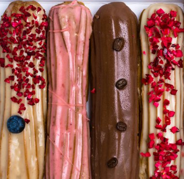 kahve çekirdekleri ve yaban mersini, ahududu ile lezzetli renkli eklerleri