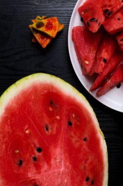 Siyah arka plan kesme tatlı şeker pizzayla izole kırmızı karpuz dilimli taze berry