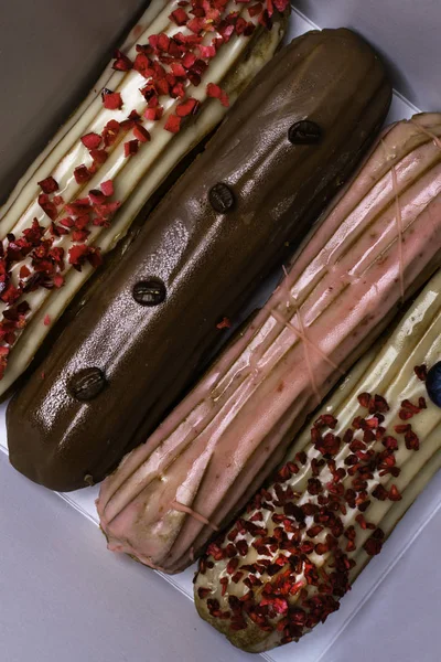 Französisch Traditionelle Eclair Dekoriert Mit Himbeere Und Sahne — Stockfoto