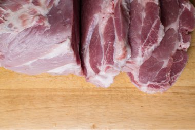 Ahşap tahta kesme üzerinde taze Çiğ domuz