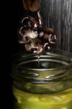 Zeytinyağı bir cam kavanoza küçük ahtapot korur. Sağlık Şarküteri gıda.