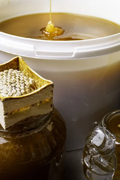Čerstvý med v bílém bloku a v zavařovací sklenice s honeycomb — Stock fotografie