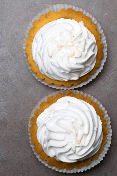 Вкусный Белый Десерт Меренге Лимонный Тарталетный Пирог Безе Фоне Серого — стоковое фото