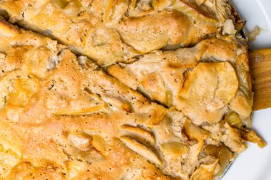 Elmalı turta metal plaka, closeup üzerindeki doğal ahşap zemin üzerine taze pişmiş