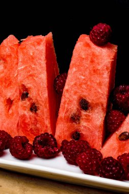 Ahududu ile karpuz dilimlerini yaymak çevresinde, taze gıda vejetaryen