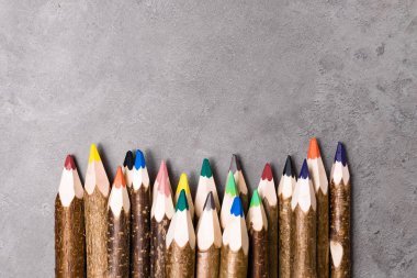 Geri okul ve eğitim afiş için ile renkli kalemler, çerçeve gri arka plan üzerinde renkli kalem. İlk Eylül. Okula gitmek