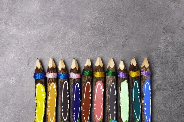 학교와 배너와 다채로운 바탕에 연필의 프레임 돌아가기 번째입니다 학교에가 — 스톡 사진