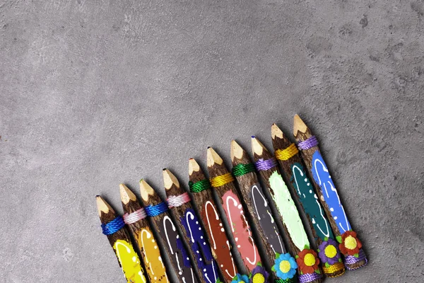 回到学校和教育横幅用五颜六色的铅笔 框架多彩多姿的铅笔在灰色背景 9月的第一个 去上学 — 图库照片