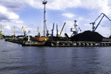 Endüstriyel görünümü. Bağlantı noktası bağlantı noktası İskelesi kömür yükleme'nın kargo çalışma crane. Yükleyici ve kömür taşıma konveyörleri.