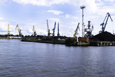 Endüstriyel görünümü. Bağlantı noktası bağlantı noktası İskelesi kömür yükleme'nın kargo çalışma crane. Yükleyici ve kömür taşıma konveyörleri.