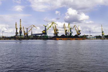 Endüstriyel görünümü. Bağlantı noktası bağlantı noktası İskelesi kömür yükleme'nın kargo çalışma crane. Yükleyici ve kömür taşıma konveyörleri.