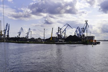Endüstriyel görünümü. Bağlantı noktası bağlantı noktası İskelesi kömür yükleme'nın kargo çalışma crane. Yükleyici ve kömür taşıma konveyörleri.