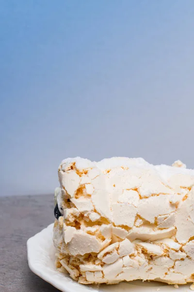 Λεπτή Λευκή Μαρέγκες Φρέσκα Μούρα Στο Πιάτο Γκρο Πλαν Pavlova — Φωτογραφία Αρχείου