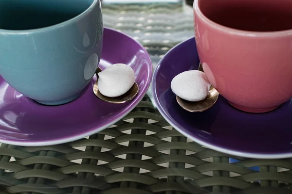 Кофе Розового Голубого Цвета Чашки Чая Двумя Меренгами Плетеном Столе — стоковое фото