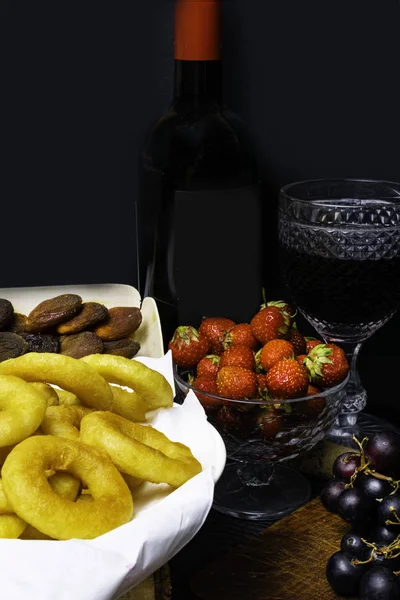 Frittierte Tintenfischringe Paniert Mit Erdbeeren Getrockneten Aprikosen Trauben Rotwein Und — Stockfoto