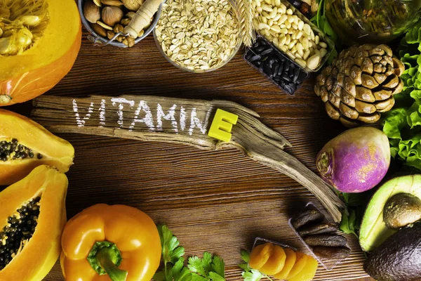 Lebensmittel Die Vitamin Enthalten Und Reich Vitamin Auf Einem Holzbrett — Stockfoto