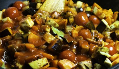 Sebze Ratatouille. Yahni sebze - domates, kabak, patlıcan, defne yaprağı, dereotu ve et suyu ile sıcak kırmızı biber. Diyet mutfağı