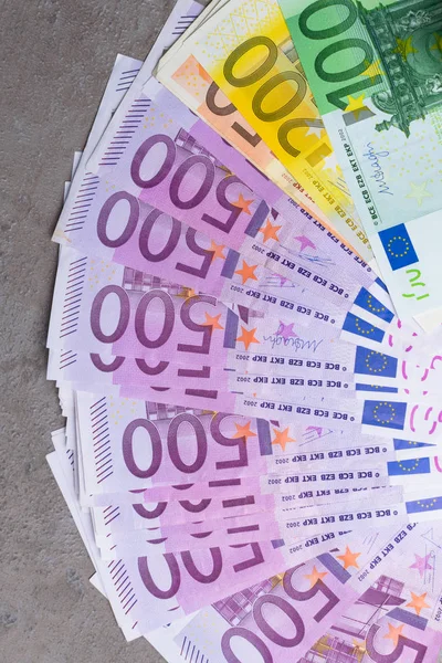 100 200 500 Euro Contant Geld Bankbiljetten Geïsoleerd Grijze Tafel — Stockfoto