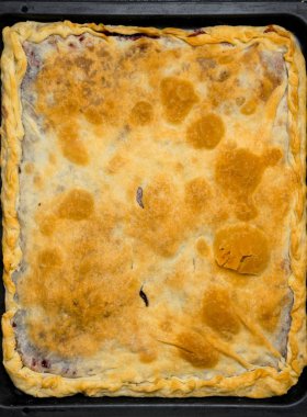 Fırın tepsisi closeup tarihinde kirazlı ev yapımı lezzetli kek ile elma