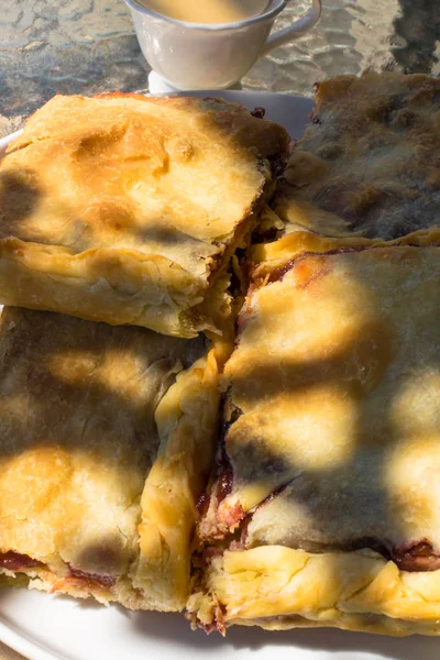 Rebanadas Cereza Tarta Manzana Plato Una Taza Café Aire Libre — Foto de Stock