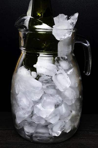 Šampaňské Nebo Bílé Víno Láhev Karafu Studené Ledové Izolovaná Černém — Stock fotografie