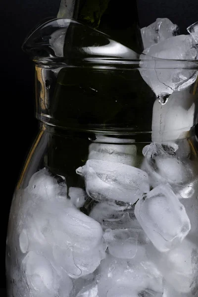 Шампанское Бутылка Белого Вина Холодном Льду Графин Изолированы Черном Фоне — стоковое фото