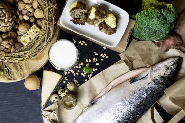 Yüksek protein yiyecek - balık, et, Somon balık, fasulye, brokoli, süt, peynir, patates, fındık ürünleri bozmak için metin için sağlıklı saç yer yumurta