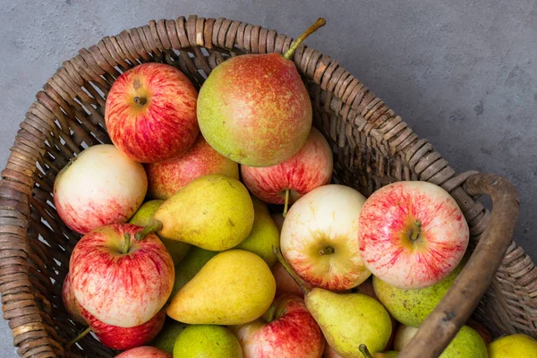 Cesta Manzanas Peras Ecológicas Imperfectas Frutas Saludables Vitaminas — Foto de Stock