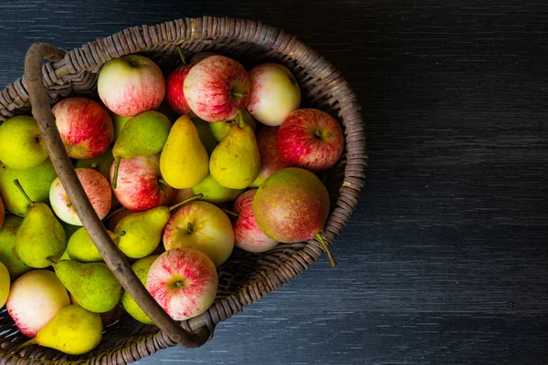 Cesta Manzanas Peras Ecológicas Imperfectas Frutas Saludables Vitaminas — Foto de Stock