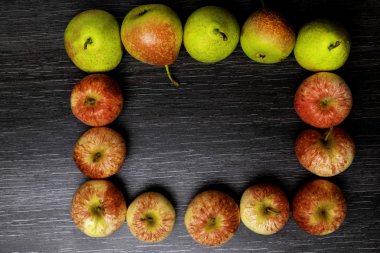 Koyu arka plan üzerine taze meyve. Elma, armut gibi içecekler için malzemeler. Sağlıklı beslenme kavramı.